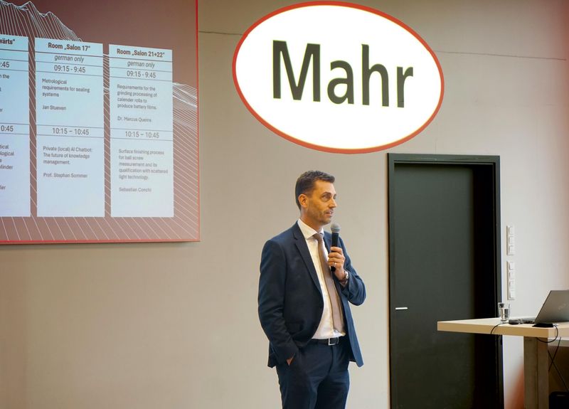 Mahr-CEO Manuel Hüsken eröffnete den internationalen High Perfomance Surface Summit am 7. Oktober 2025 in Göttingen. 
