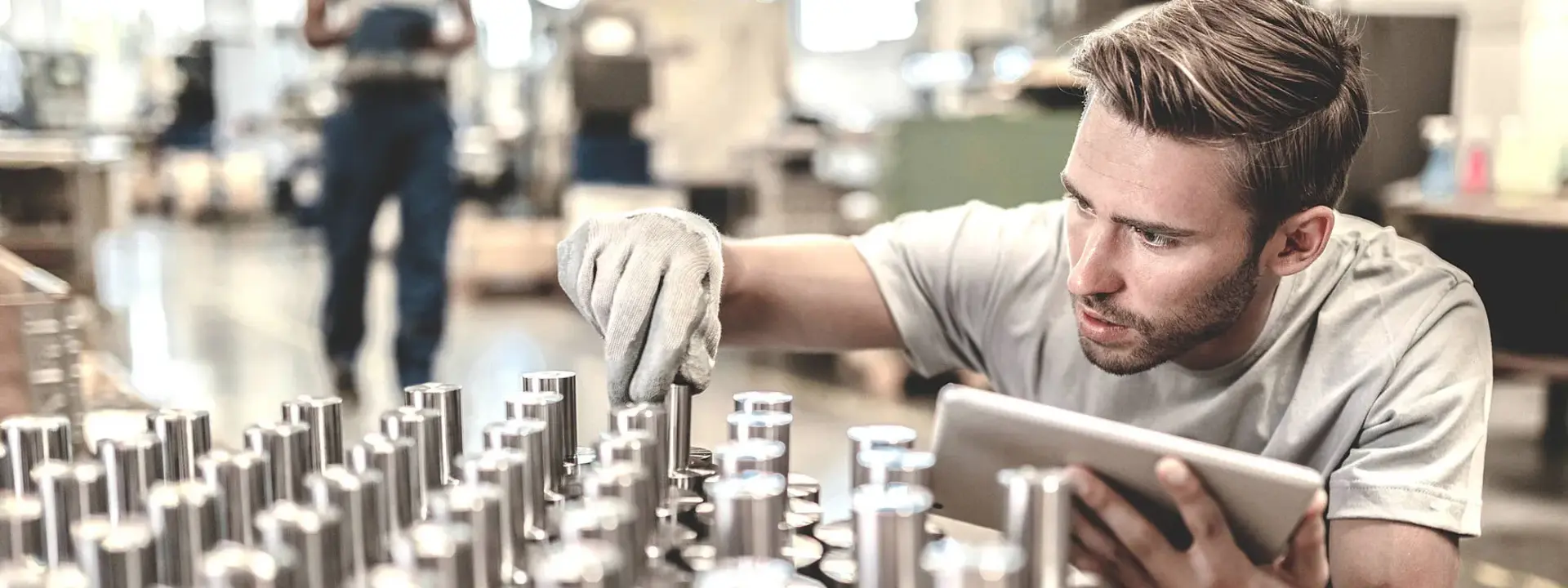 Ein Arbeiter überprüft Metallteile