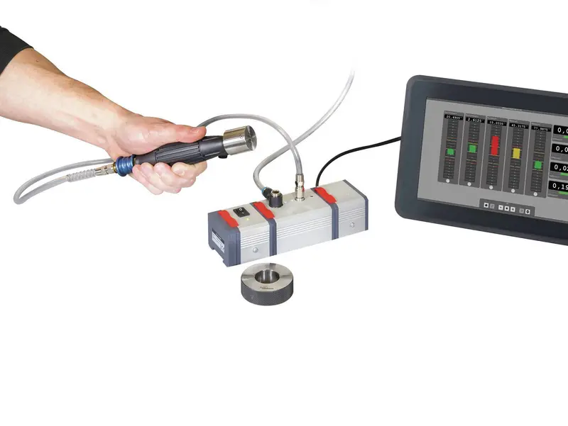 Pneumatikmodul im Einsatz mit einem Düsenmessdorn