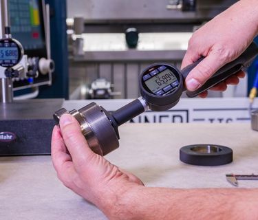 Mit dem Micromar 844 EWR(i) ergänzt Mahr sein breites und tiefes Portfolio der Handmesstechnik um ein digitales 3-Punkt-Innenmessgerät.
