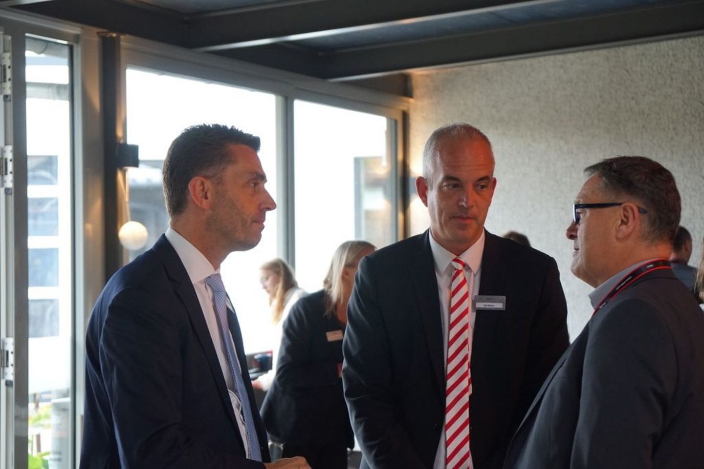 Mahr-CEO Manuel Hüsken und Kai Meine, Global Head of Sales Optical Technologies & Managing Director der OptoSurf GmbH, im Gespräch mit einem Anwender.