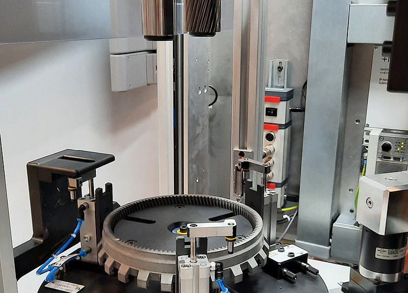 Mahr MWF from Großostheim has developed and built a measuring machine for double-flank gear roller testing to meet the individual requirements of a customer. This machine tests the form feature concentricity deviation Fr on the internal toothing of gears.