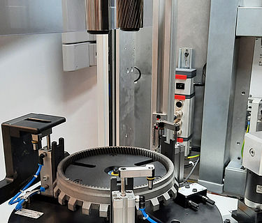 Mahr MWF de Großostheim ha desarrollado y construido una máquina de medición para la comprobación de rodamientos de doble flanco para satisfacer los requisitos individuales de un cliente. Esta máquina comprueba la desviación de concentricidad de la característica de forma Fr en el dentado interior de los engranajes.