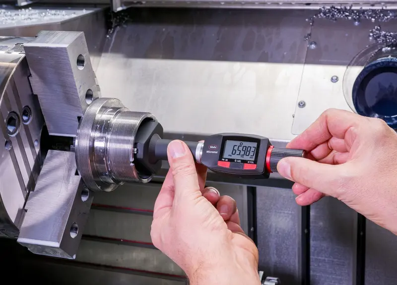 내경을 측정할 때 더욱 뛰어난 감도와 선명도를 제공하는 새로운 기능을 갖춘 디지털 3포인트 마이크로미터 Micromar 44 EWR(i)은 인상적인 제품입니다.